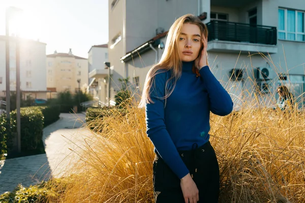 Elegante ragazza in un maglione blu passeggiate, all'aperto, godendo il tempo primaverile — Foto Stock
