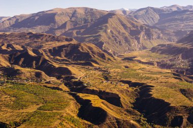 Sihirli büyüleyici doğa ve manzara, dağ yamaçlarında ve güneşte hills
