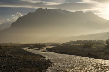 doğa, görkemli dağlar ve tepeler, akşam güneş ışınlarının dar bir nehirde büyüleyici magic