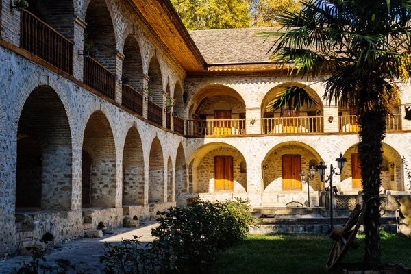 güzel Avrupa mimari, güneşin altında bina eski