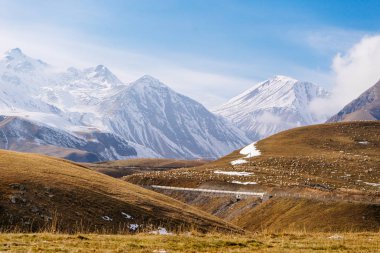 Doğa büyüleyici magic, beyaz kar, sonsuz sarı alanlar ve çayırlar ile yüksek dağlarla kaplıdır