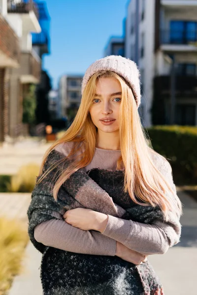 Bella ragazza bionda in un cappello rosa sorride, cammina per le strade della città al sole — Foto Stock