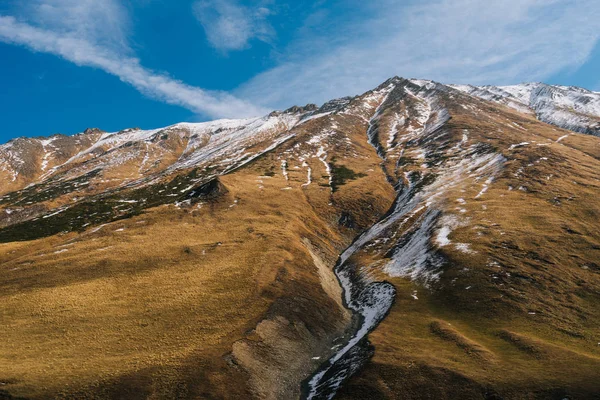 Natureza mágica, majestosas montanhas altas cobertas de neve branca, céu azul — Fotografia de Stock