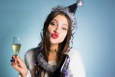 genç sarhoş kız yeni yıl kutluyor, kafasına bir şapka vardır, şampanya içiyor