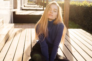 güzel kız sarışın güneş ve bahar havanın tadını Mavi kazak modeli