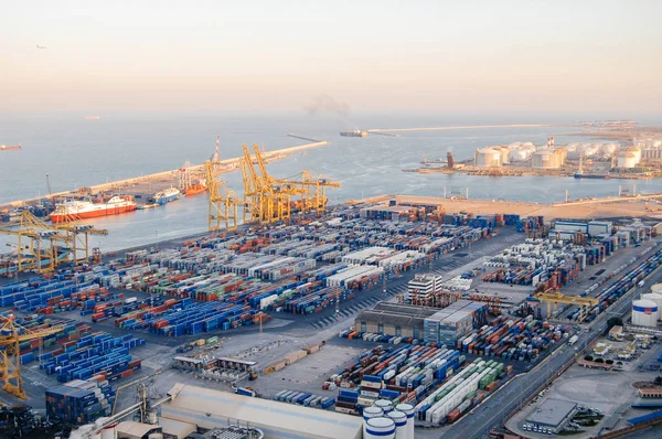 Un gran puerto marítimo, muchos barcos y carga para el transporte en Barcelona —  Fotos de Stock