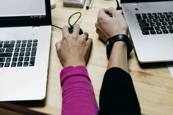 Uomo e ragazza, grafici, che lavorano insieme su computer portatili su un progetto, in ufficio — Foto Stock