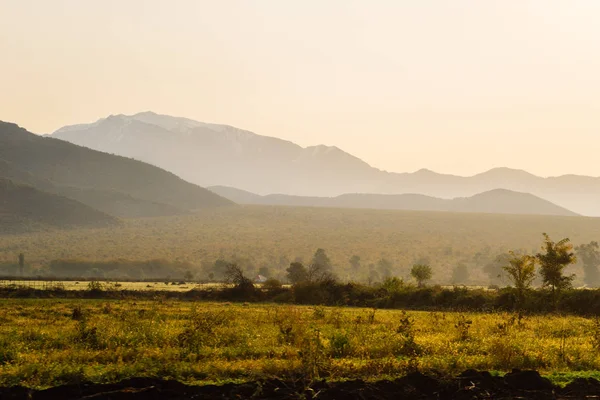 Magic enchanting nature and landscape, mountains and slopes, endless green fields and meadows — Stock Photo, Image