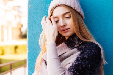 sevimli genç sarışın kız parkta ılık bahar günü yürüyüş pembe şapkalı