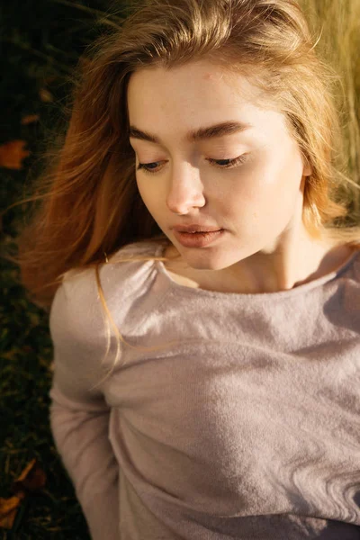 Bonito jovem loira menina aproveitando o sol da primavera, posando ao ar livre — Fotografia de Stock