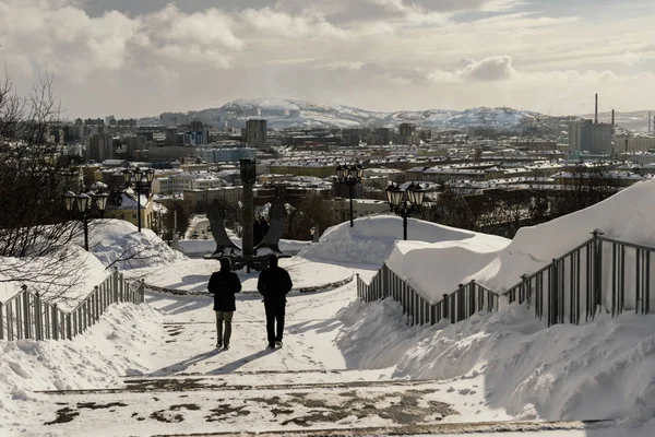 Liten grå stad täckt med vit snö, kallt vinterväder — Stockfoto