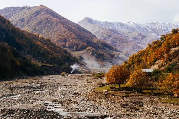 魅惑の雄大な自然、山の斜面は、植物や木、火から煙で覆われています。 — ストック写真