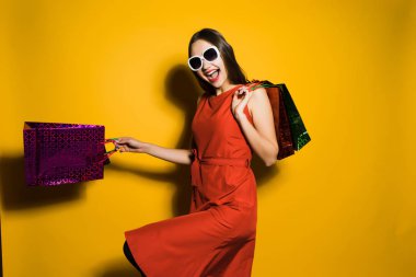 mutlu kadın paketleri satın almalarla elinde tutan