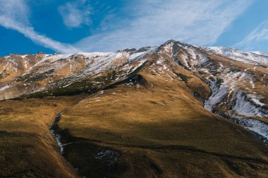 güneşli bir günde yüksek karla kaplı dağlar