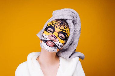 Duş nemlendirici maske ve pozlar kamerada uygulayıp sonra mutlu kadın