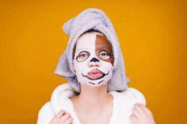 Duş nemlendirici maske ve pozlar kamerada uygulayıp sonra kadın