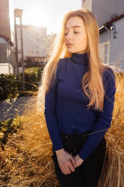 poz fotoğraf makinesi, Bahar, güneşli gün dalgın güzel kadın