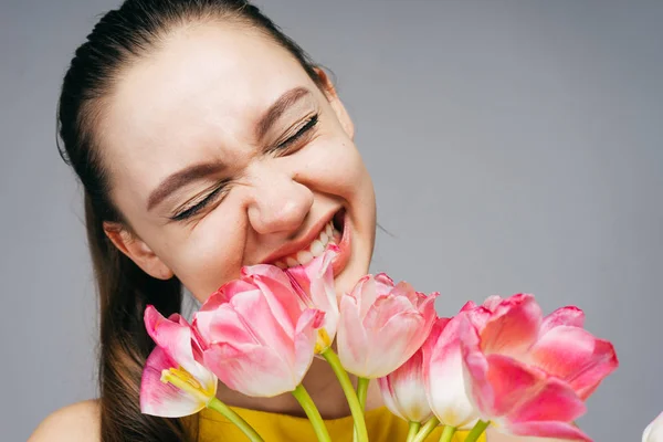 Tutan çiçekler, Lale, anneler günü mutlu güzel kadın — Stok fotoğraf