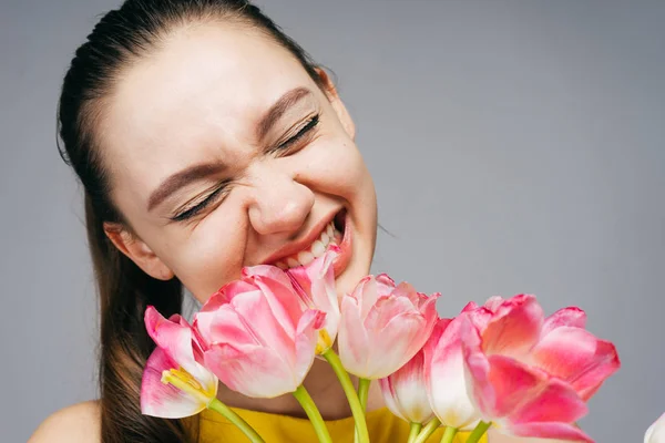 Happy beautiful woman holding flowers, tulips, mother 's day — стоковое фото