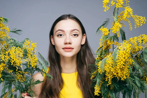 카메라에 포즈와 노란색 꽃을 들고 아름 다운 여자 — 스톡 사진