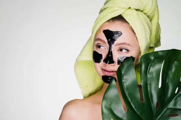 The amazed woman after the shower applied a cleansing mask — Stock Photo, Image