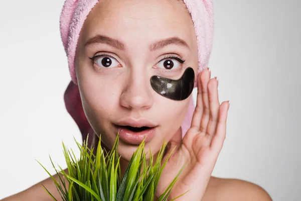 The woman after the shower has put patches under the eyes — Stock Photo, Image