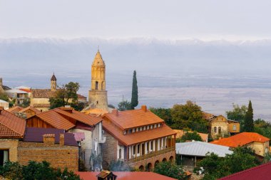Signagi, yüksek dağlar arka planda güzel binalar