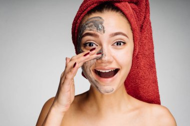 Duş temizleyici maske yüzünde koyar sonra mutlu kadın