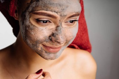 Duş temizleyici maske yüzünde koyar sonra hayran kadın