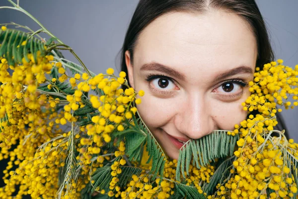 Happy woman among the little yellow flowers, March 8 — Stock Photo, Image