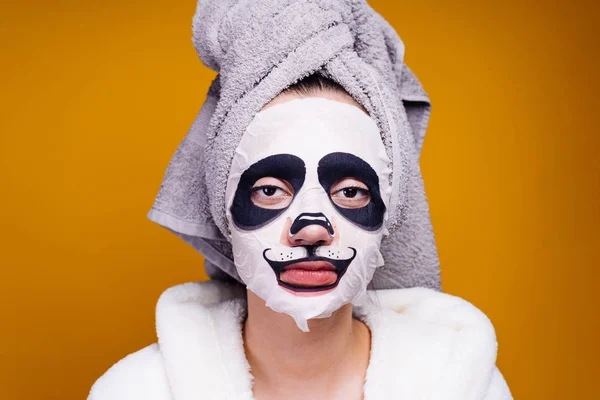 La mujer sorprendida después de la ducha ha puesto en la cara una máscara hidratante — Foto de Stock