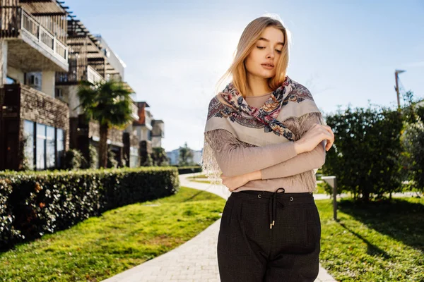 Bella donna pensierosa in posa sulla macchina fotografica di fronte alla villa — Foto Stock