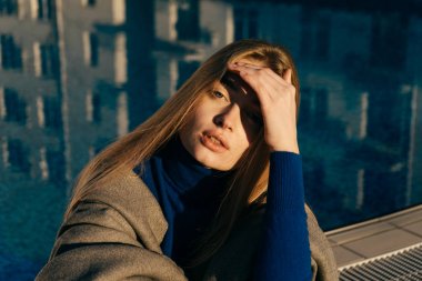 Havuzun arka plan üzerinde kameraya poz güzel dalgın kadın