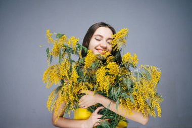 mutlu kadın büyük bir buket sarı çiçek elinde, 8 Mart tutan