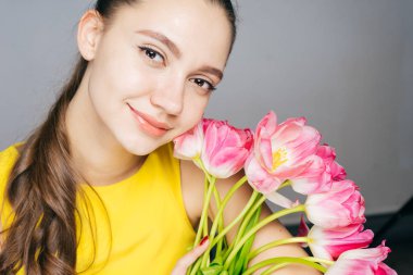 bir buket çiçek, Lale, 8 Mart günü, anneler günü tutan hayran kadın