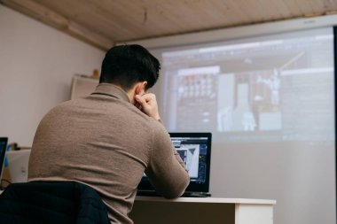 adam tasarım kursları bilgisayar başında oturuyor