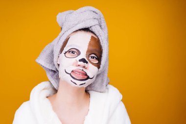 kadın köpek maskeli turuncu bir arka plan üzerinde