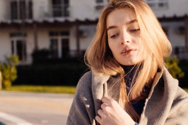 güneşli bir bahar kameraya poz güzel dalgın kadın