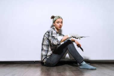 yorgun kadının yapması dairede tamirat