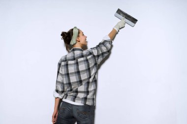 Mutlu kadın dairesinde tamirat yapıyor.