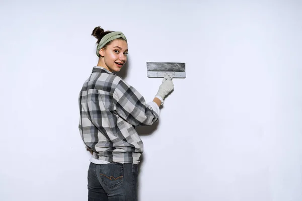 Счастливая красивая женщина делает ремонт в квартире на белом фоне — стоковое фото