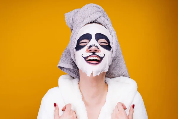 Vrouw op een gele achtergrond in een panda-masker — Stockfoto