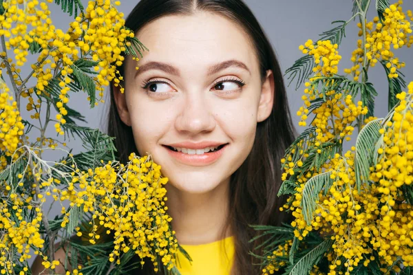 Femme heureuse parmi les fleurs jaunes, 8 mars, fête des mères — Photo