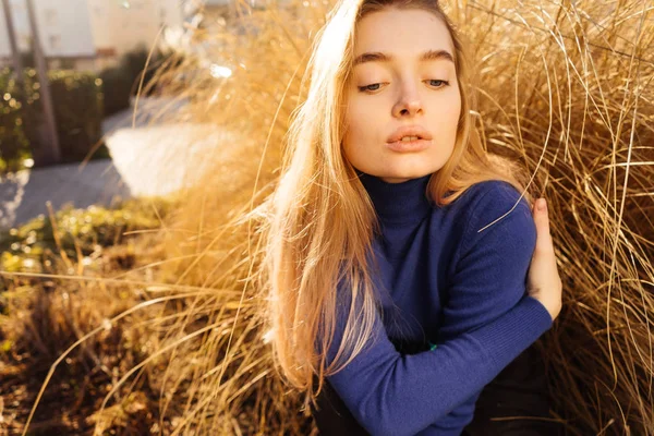 Krásná mladá žena pózuje na kameru na pozadí přírody, relaxaci — Stock fotografie