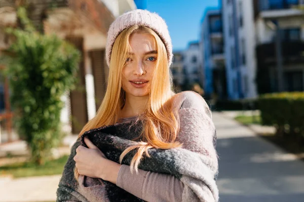 Bela mulher posando para a câmera no fundo de uma villa, férias — Fotografia de Stock