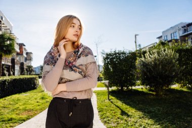 bir kadın onu otel toprakları üzerinden yürüyor