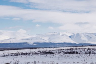 karla kaplı alan yüksek dağlar arka planda