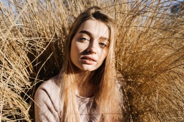 arka plan bahar doğa üzerinde hayran kadın