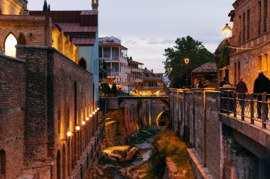 Tiflis, akşam güzel binaların arka planda küçük bir nehir