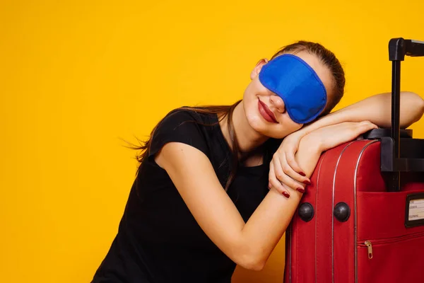 Mujer usando una máscara para dormir tratando de dormir en el aeropuerto — Foto de Stock